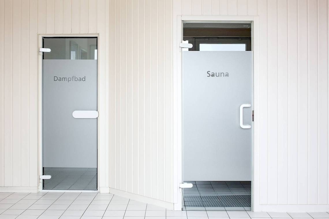 Zwei Türen von NH Hamburg Altona, eine für das Dampfbad und eine für die Sauna.