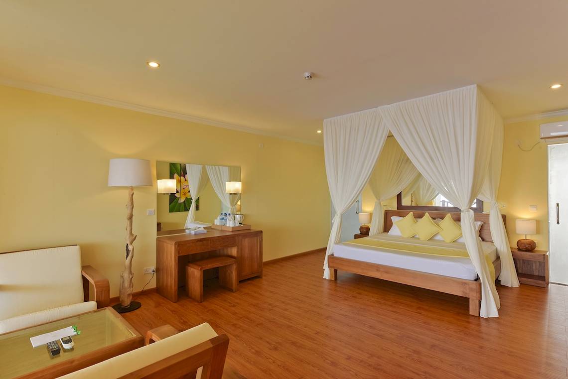 Hotelzimmer im Dreamland The Unique Sea & Lake Resort Spa mit Bett, Lampe und Schreibtisch.