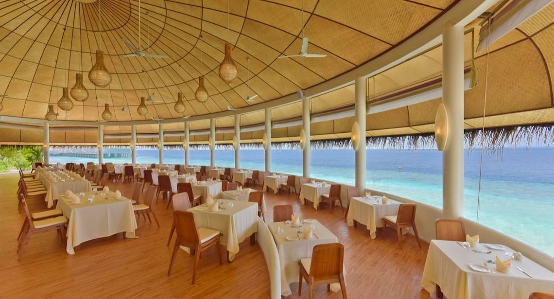 Innenansicht des Restaurants im Dreamland The Unique Sea & Lake Resort Spa mit Blick auf das Meer.