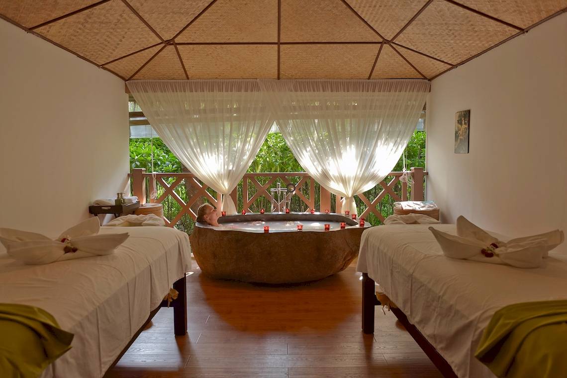 Behandlungsraum im Traumland Unique Meer & See Resort Spa mit einer Frau in einer großen Badewanne mit Lichtern.