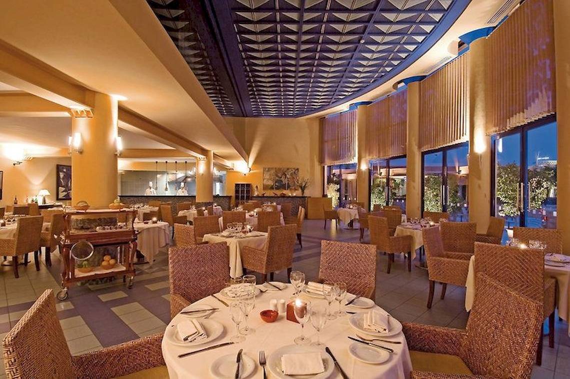 Restaurant des Atlas Medina & Spa Hotels mit gedeckten Tischen und Stühlen.