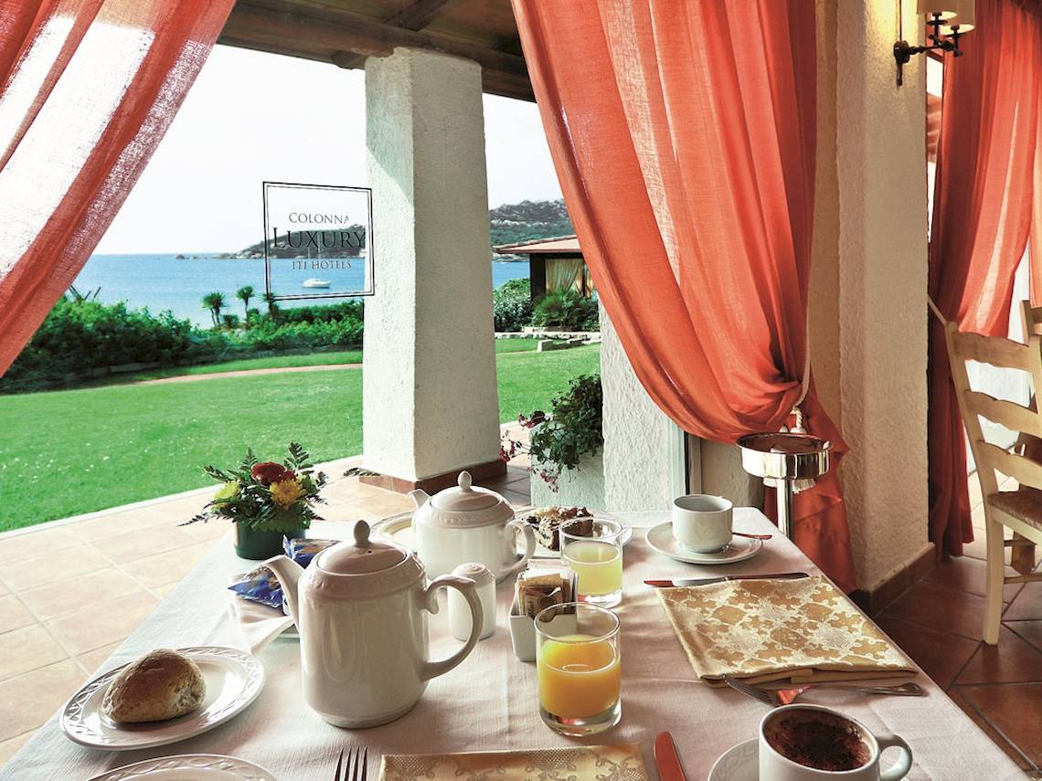 Frühstück auf der Terrasse mit Meerblick im Hotel Colonna Grand Hotel Capo Testa