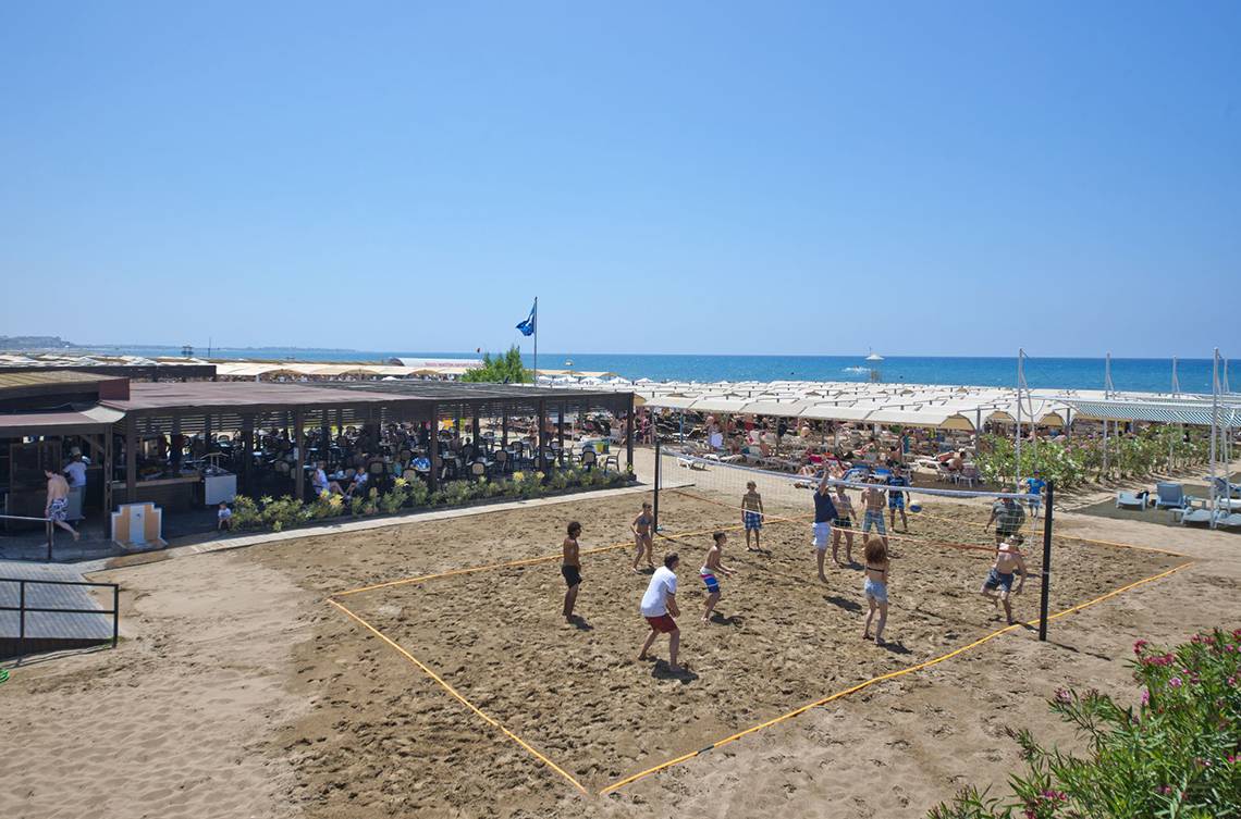 Volleyballspieler auf dem Sand am Strand des Aydinbey Kings Palace & Spa Hotels.
