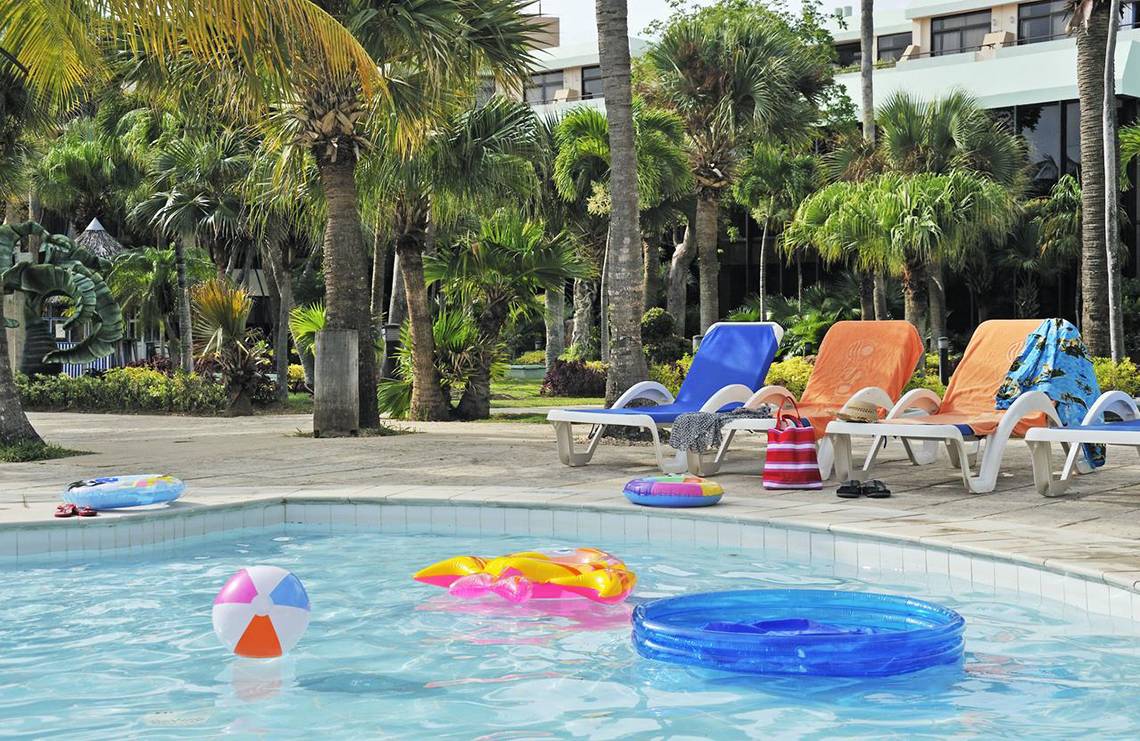 Der Poolbereich des Sol Palmeras Hotels mit Liegestühlen und Schwimmhilfen.