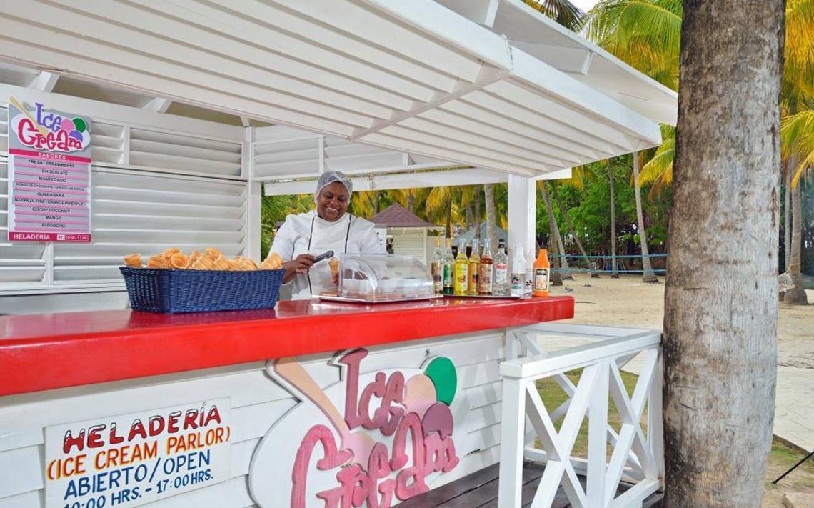 Eisdiele am Strand des Sol Palmeras Hotels, bedient von einer Frau.