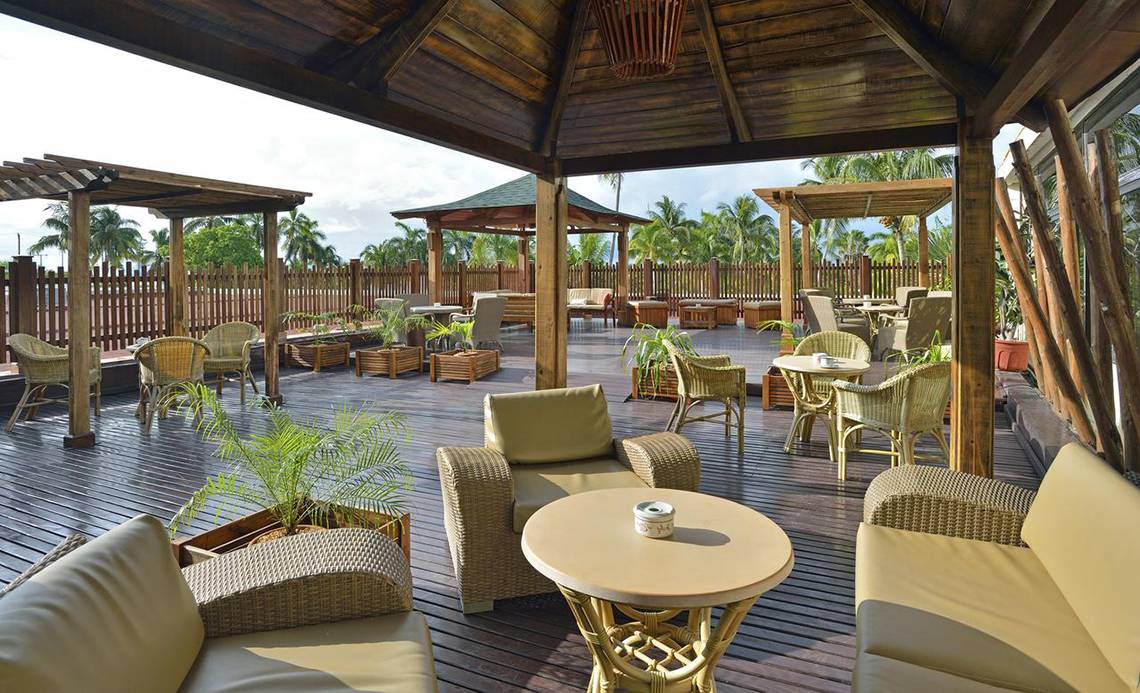 Terrasse des Sol Palmeras Hotels mit Möbeln und Pflanzen
