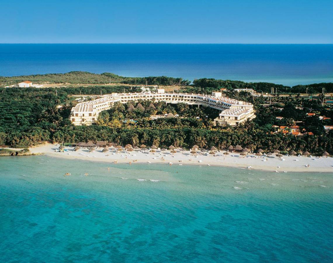 Luftaufnahme des Sol Palmeras Hotels mit Blick auf die Küste und den Strand