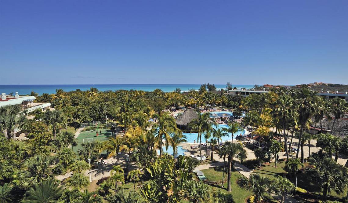 Luftaufnahme des Sol Palmeras Hotels mit Blick auf den Pool und das Meer