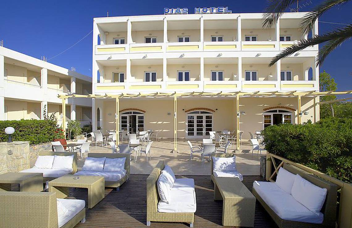 Außenbereich des Dias Hotel mit weißen Möbeln und Sitzgelegenheiten