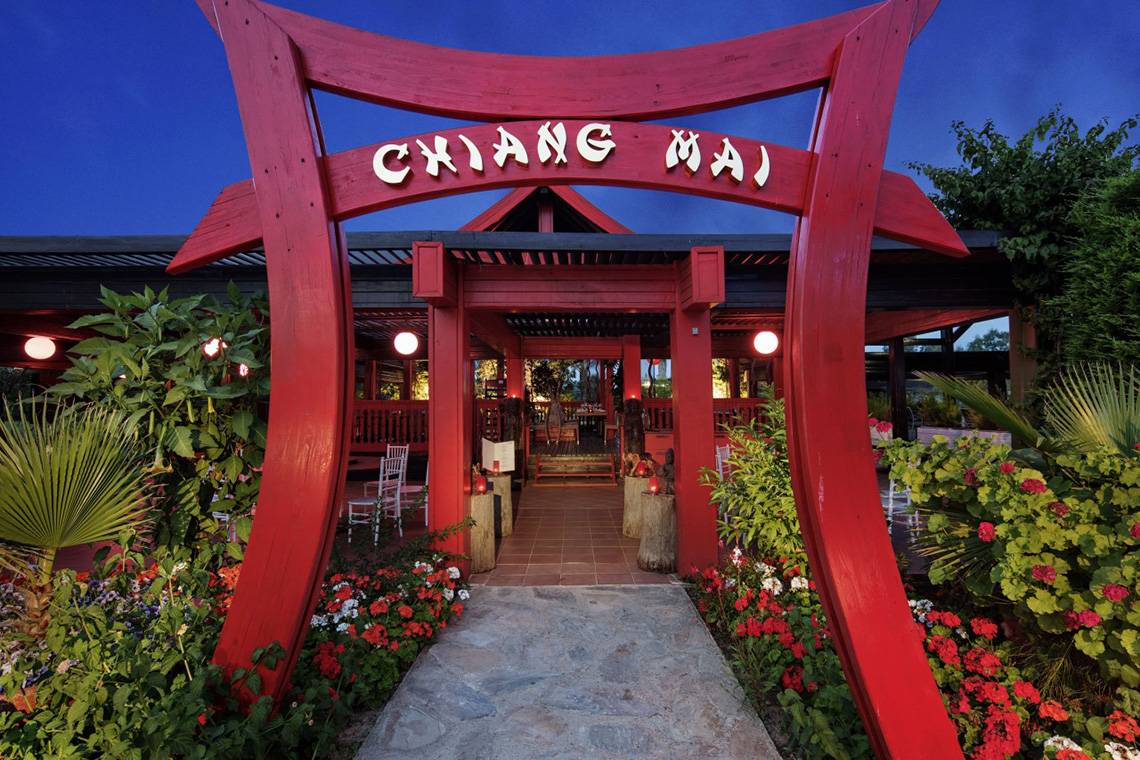 Roter Eingangsbereich des Chiang Mai Restaurants im Liberty Hotels Lara