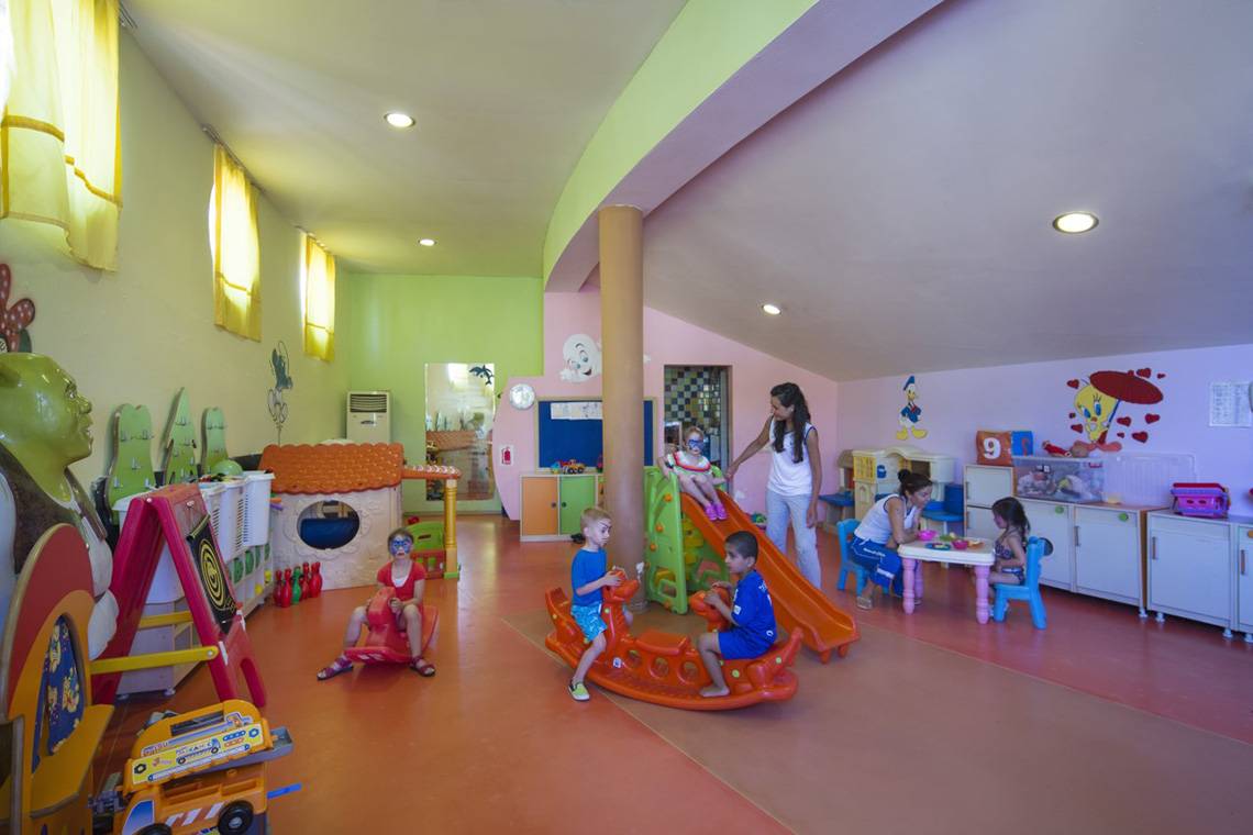Kinderspielzimmer im Liberty Hotels Lara mit bunten Wandfarben und Spielzeug.