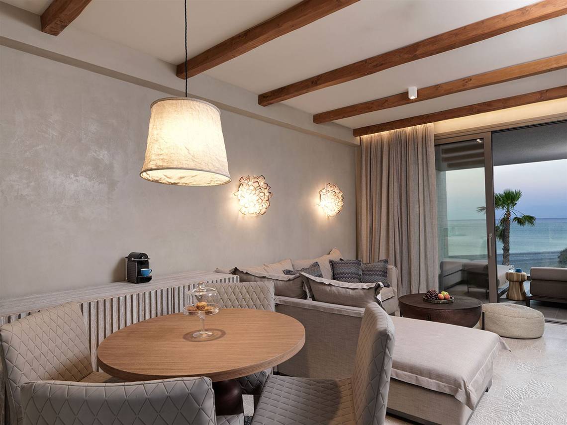 Wohnbereich des Atlantica Dreams Resorts mit Blick auf das Meer.