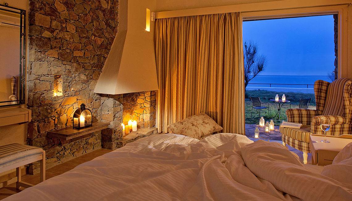 Ein Hotelzimmer im Civitel Creta Beach mit Blick auf das Meer und einem offenen Fenster.