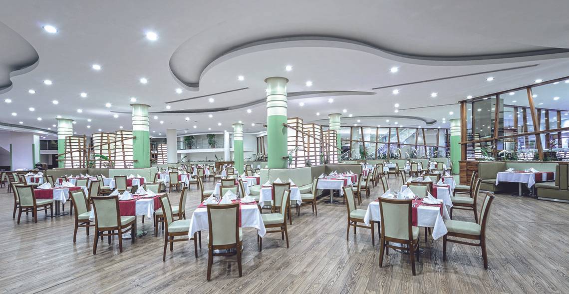 Vonresort Golden Coast Hotel Restaurant Innenraum mit gedeckten Tischen und Stühlen.