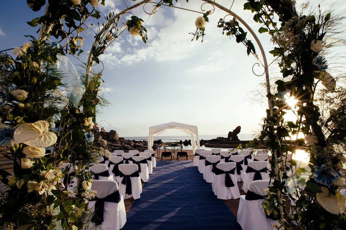 Hochzeitszeremonie an der Küste mit einem blauen Pfad und floralen Dekorationen, Europe Villa Cortes.
