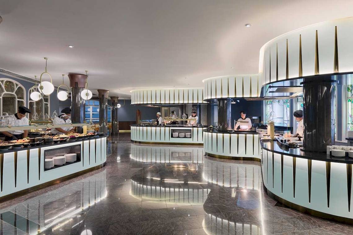 Buffetbereich im Jardines de Nivaria Hotel mit goldfarbenen Säulen und weißen Theken.