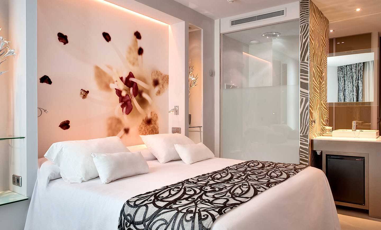 Hotelzimmer im Barcelo Illetas Albatros Hotel mit einem großen Bett und weißen Kissen.