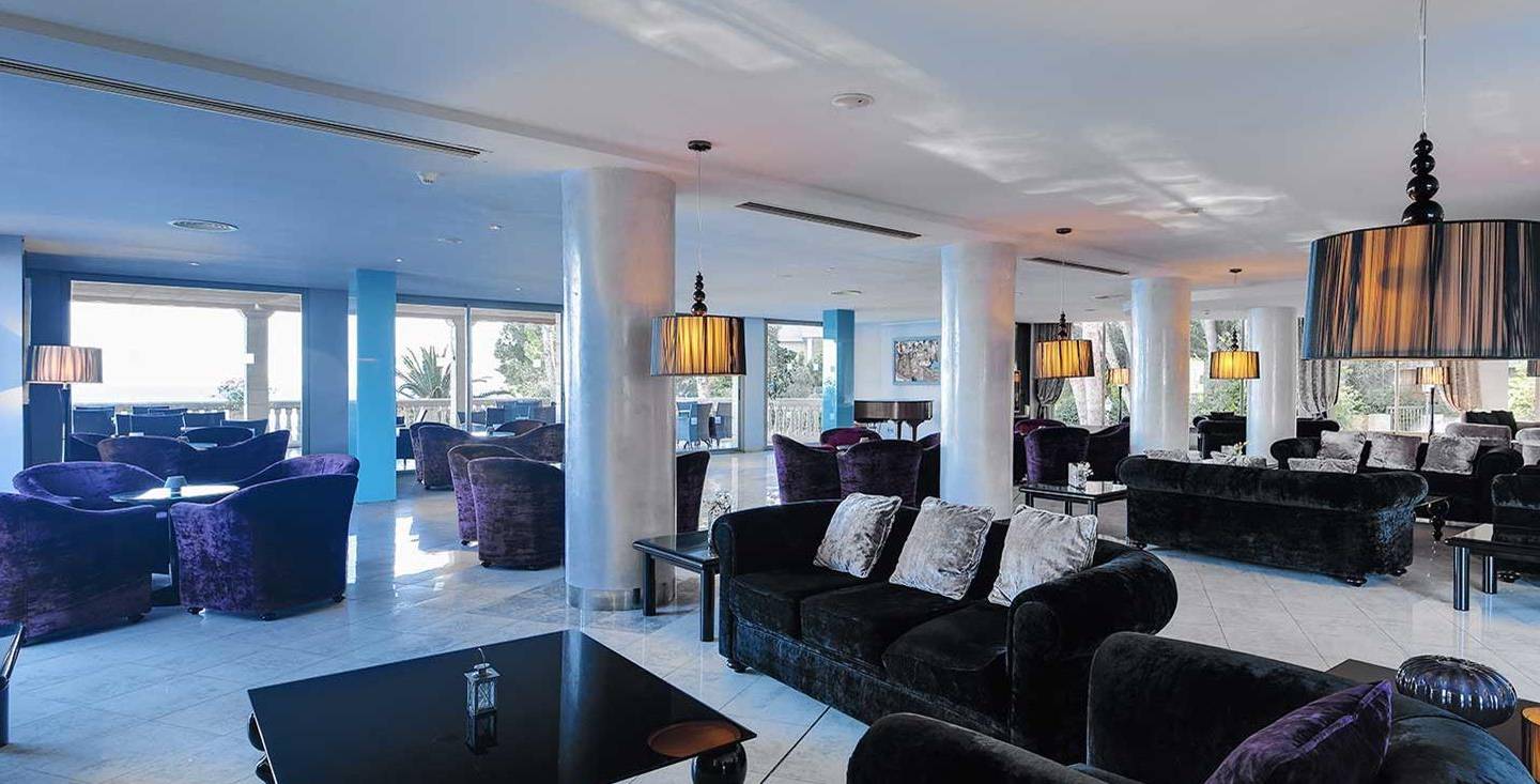 Lobby des Barcelo Illetas Albatros Hotels mit Sofas, Tischen und Lampen.