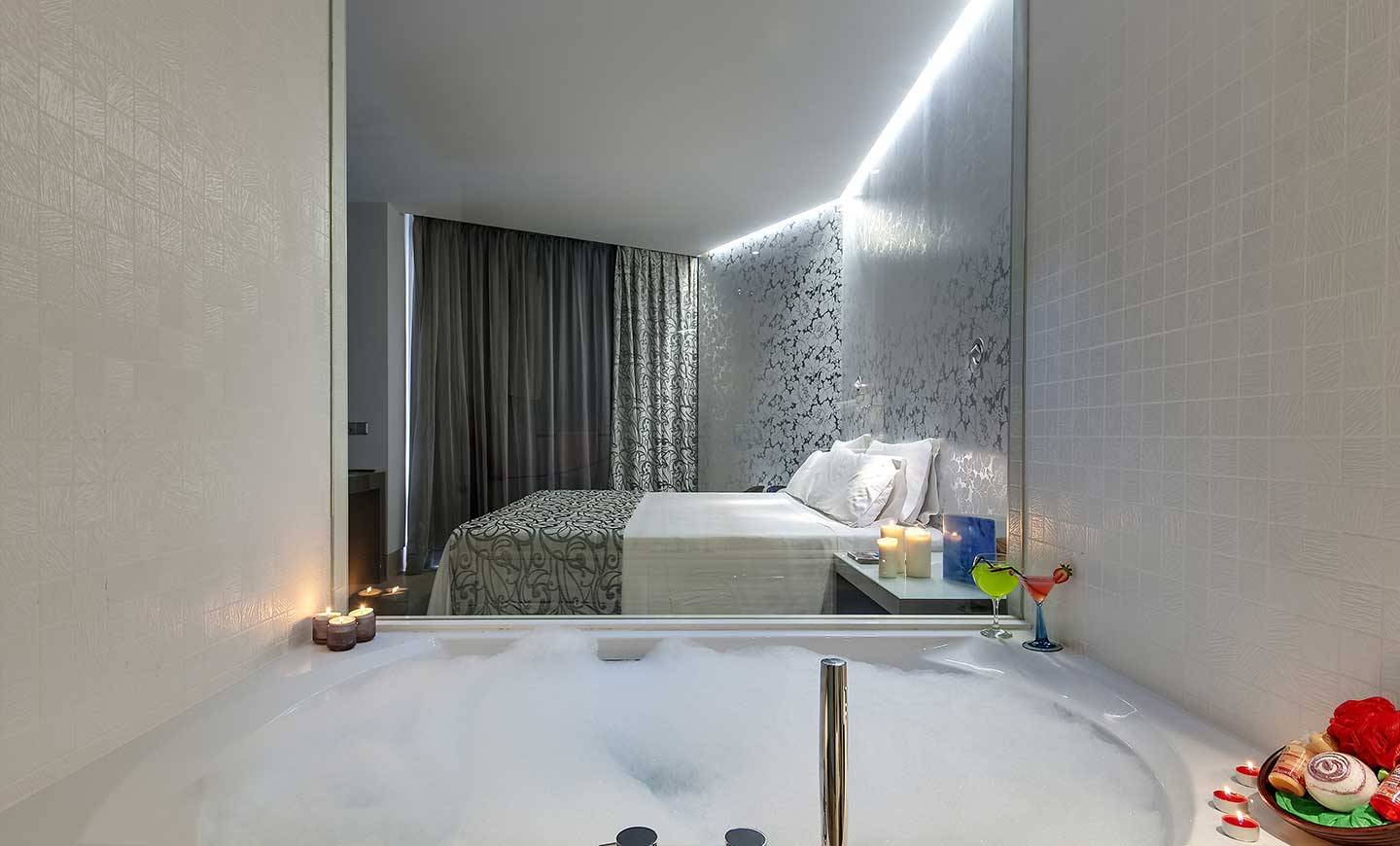 Badezimmer im Barcelo Illetas Albatros Hotel mit Badewanne und Whirlpool