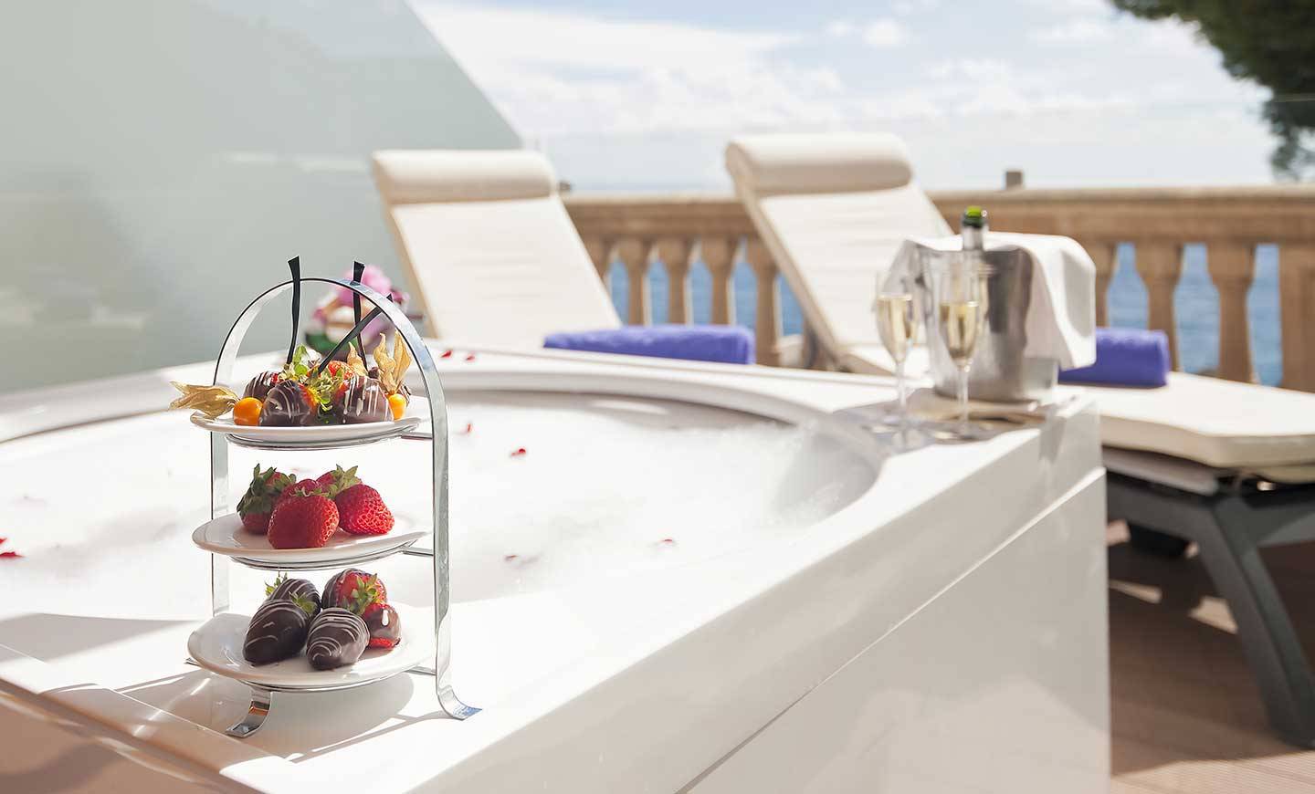 Whirlpool mit Schokoladen und Erdbeeren im Barcelo Illetas Albatros Hotel.