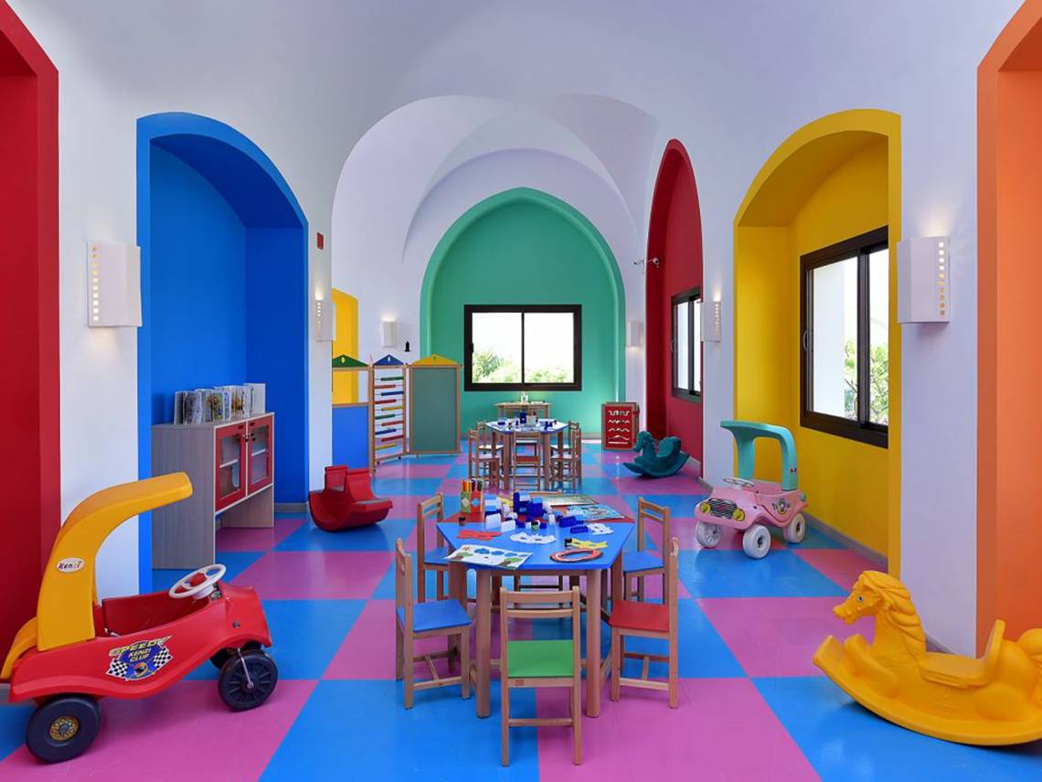 Kinderzimmer im Steigenberger Alcazar mit bunten Farben, Spieltischen und Spielzeugautos.