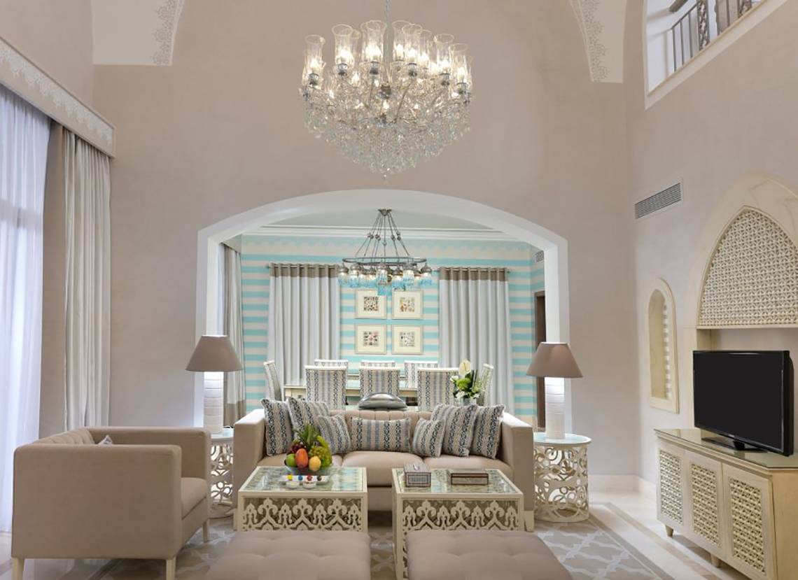 Hotel-Lounge-Bereich mit Sofa, Tisch, Lampen und Fernseher im Steigenberger Alcazar