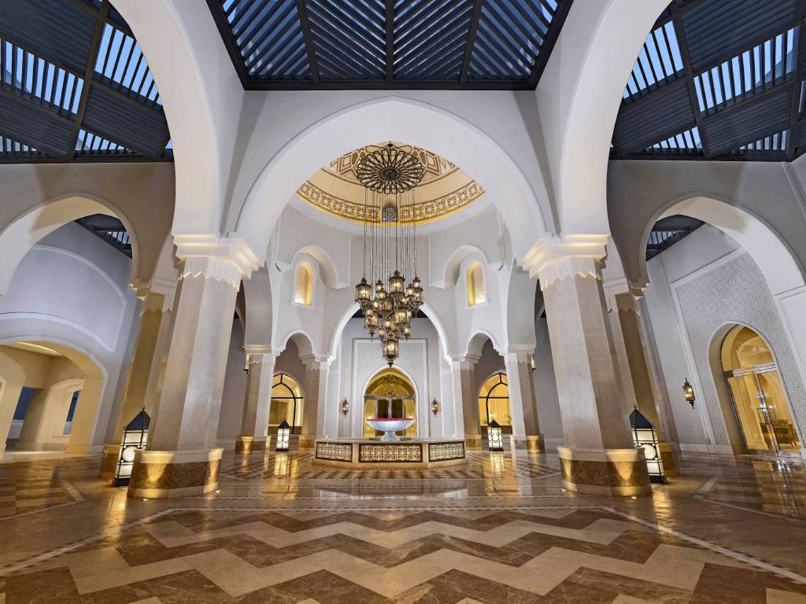 Steigenberger Alcazar Hotel Lobby mit hohen Bogen und Marmorboden
