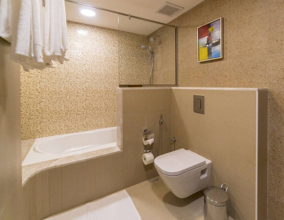 Badezimmer im Belad Bont Resort mit Badewanne, Dusche und Toilette.