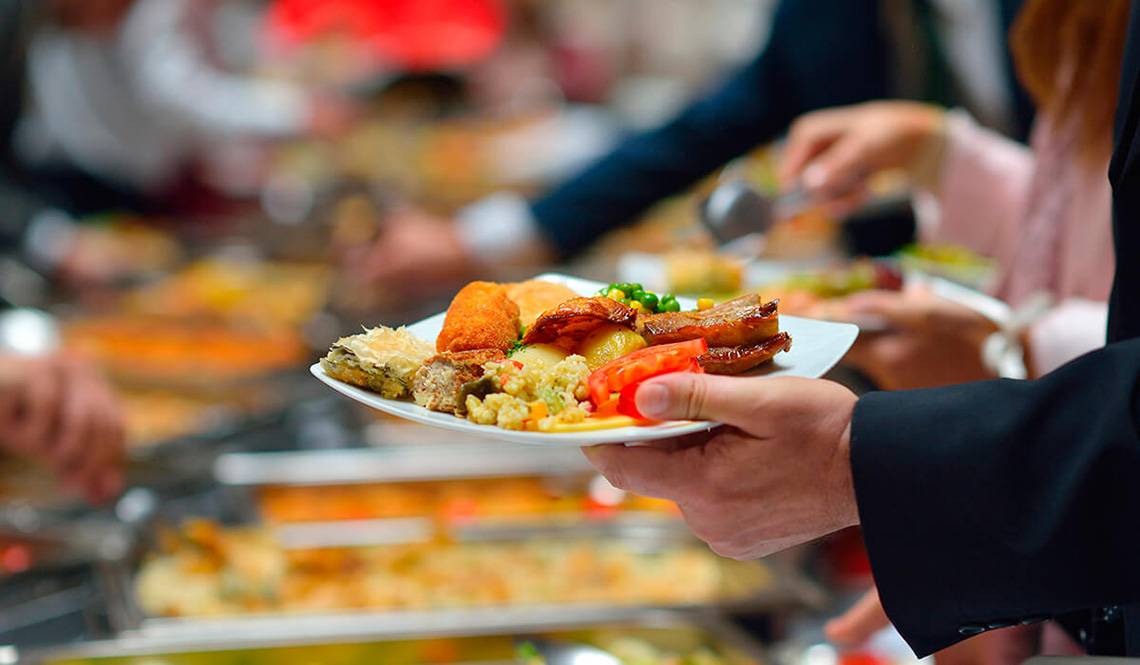 Buffet im Servatur Waikiki Hotel mit verschiedenen Gerichten auf einer Platte.