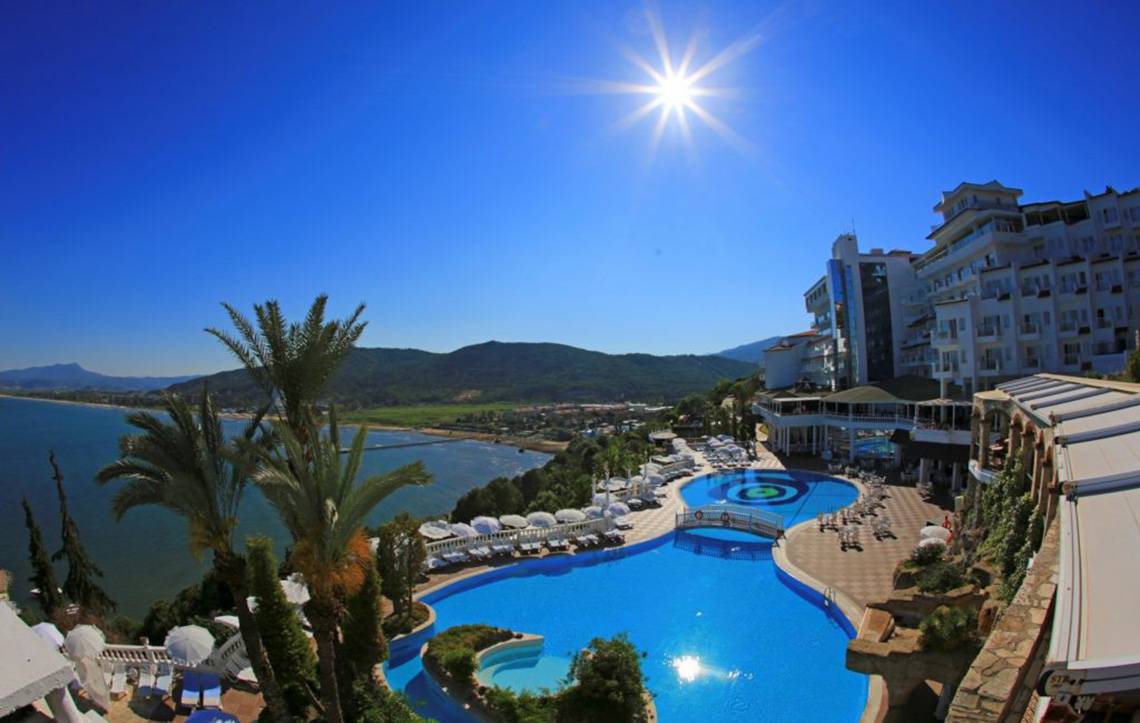 Pool-Ansicht des Labranda Ephesus Princess Hotels mit Sonnenschein und Meer im Hintergrund
