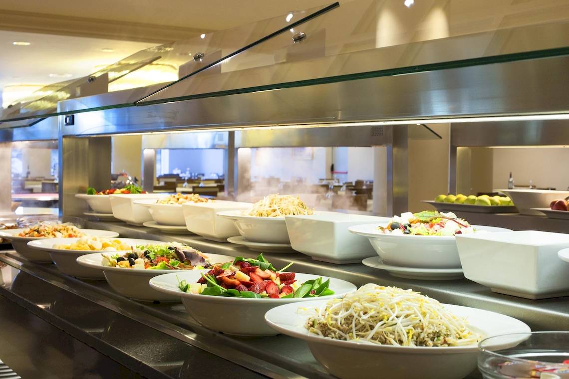 Buffet mit verschiedenen Gerichten im Hipotels Hipocampo Playa Hotel.