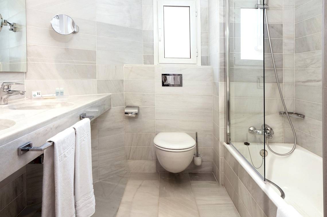Badezimmer im Hipotels Hipocampo Playa mit einer Dusche, Toilette und Waschbecken.
