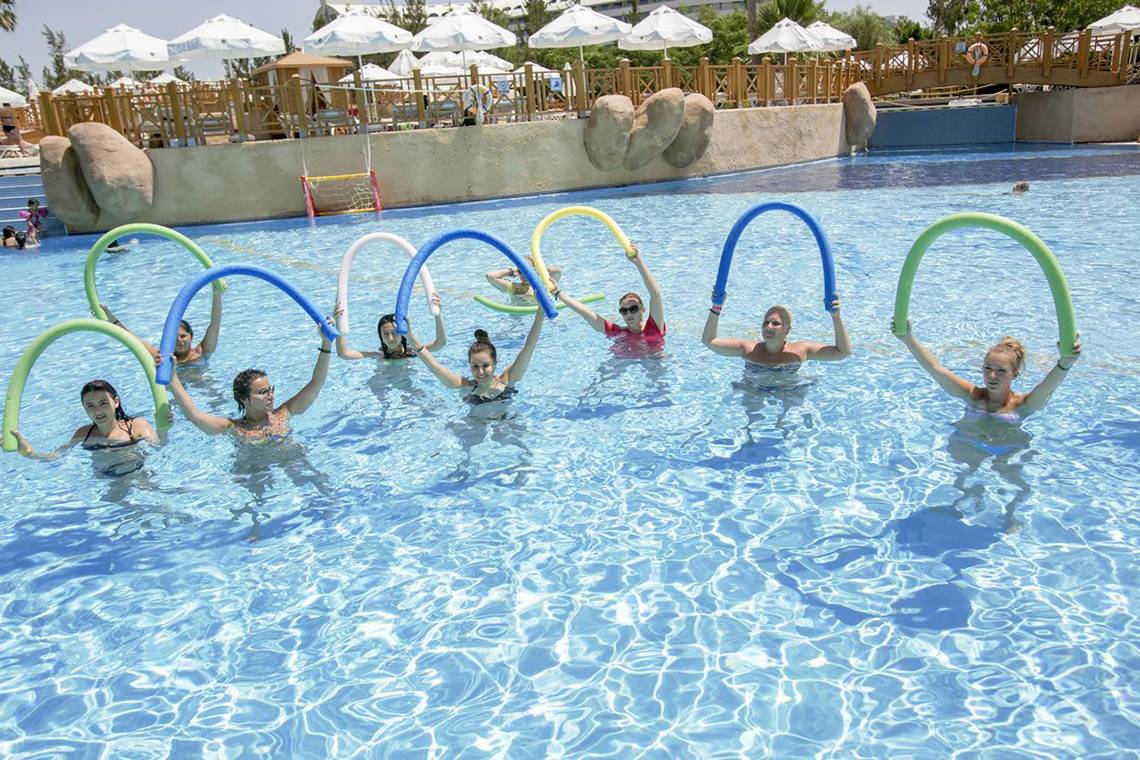 Gymnastikkurs im Schwimmbad bei Fame Residence Lara & Spa