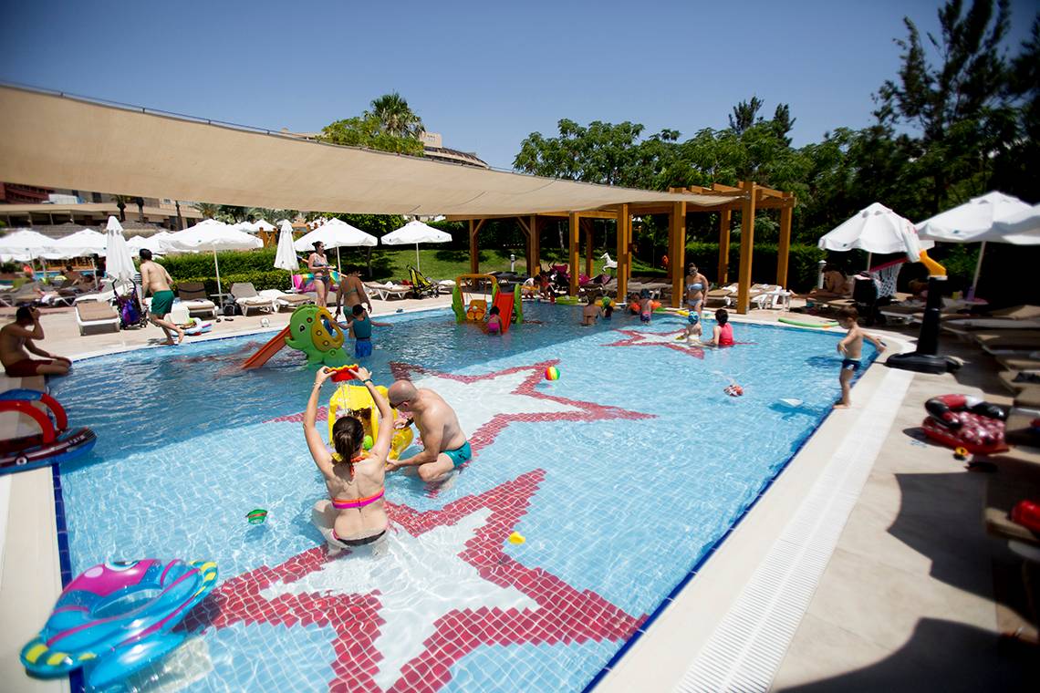 Familien genießen den Spielplatz im Pool des Fame Residence Lara Hotels