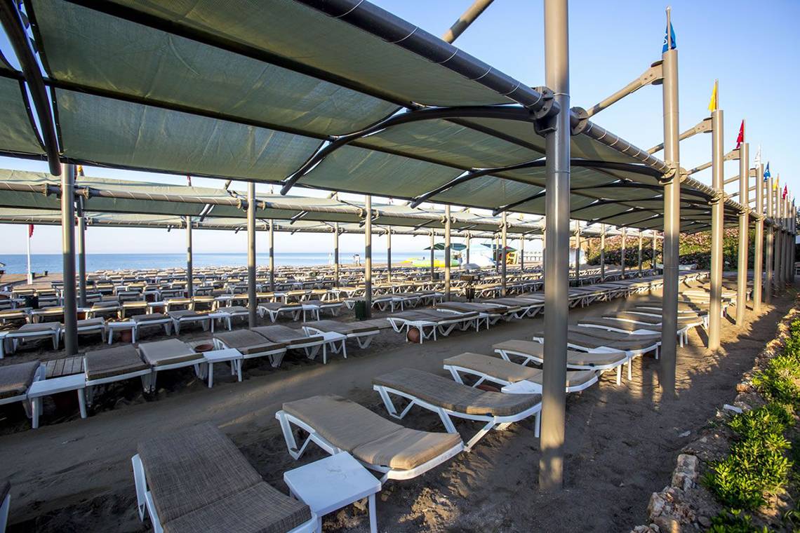 Strand mit vielen Liegestühlen und Sonnenschirmen im Fame Residence Lara & Spa Hotel