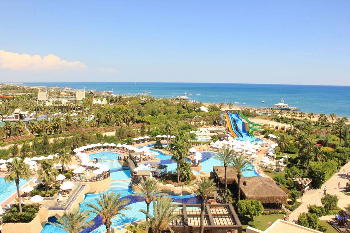 Luftaufnahme des Fame Residence Lara & Spa mit Pools, Rutschen und Meer im Hintergrund