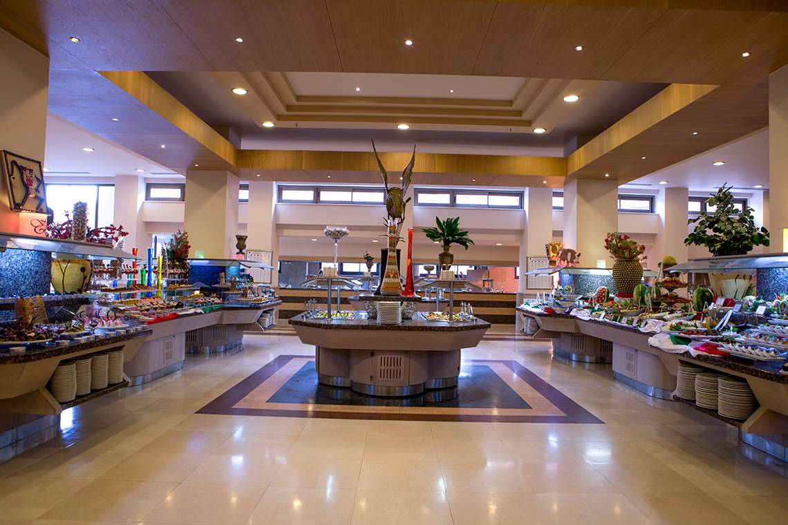 Buffetsaal im Fame Residence Lara & Spa Hotel mit vielen Speisen und Dekorationen.