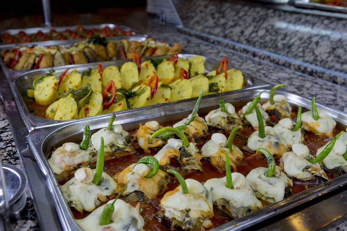 Buffet Gerichte auf dem Fame Residence Lara & Spa serviert