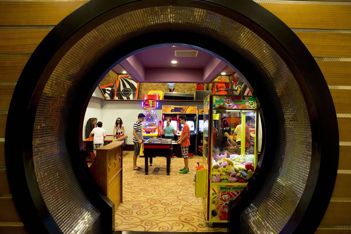 Spielzimmer im Fame Residence Lara & Spa mit verschiedenen Spielgeräten und Kindern, die spielen.