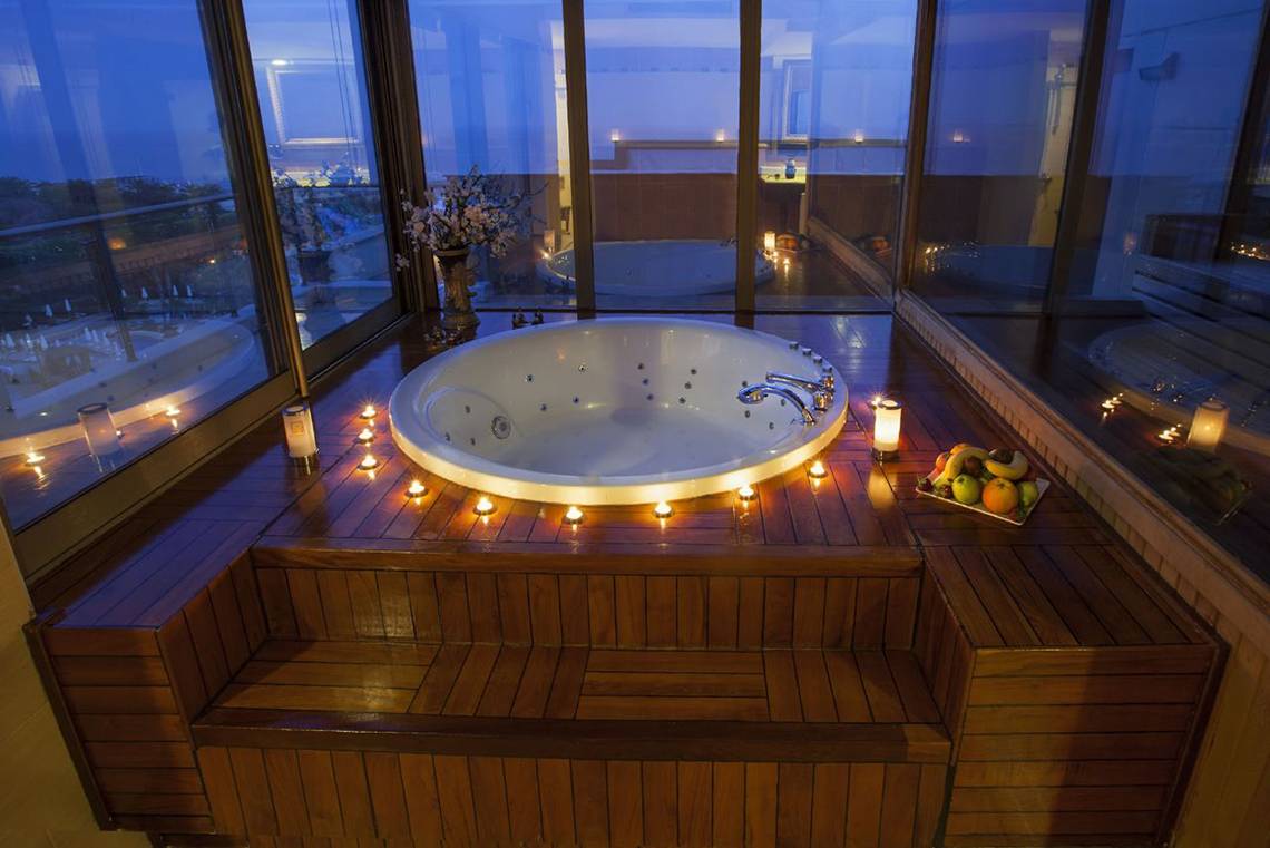 Jacuzzi mit Kerzen im Badezimmer des Fame Residence Lara & Spa Hotels
