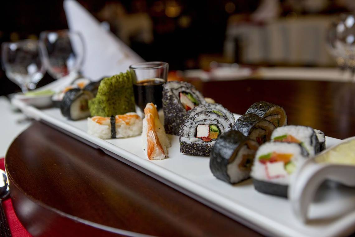 Sushi-Platte im Fame Residence Lara & Spa Hotel serviert mit Getränken.
