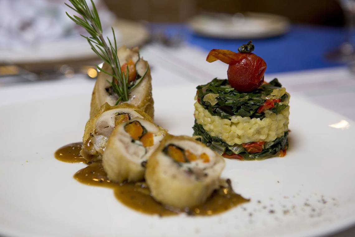 Gerecht von Fame Residence Lara & Spa mit gerolltem Huhn und Gemüse.