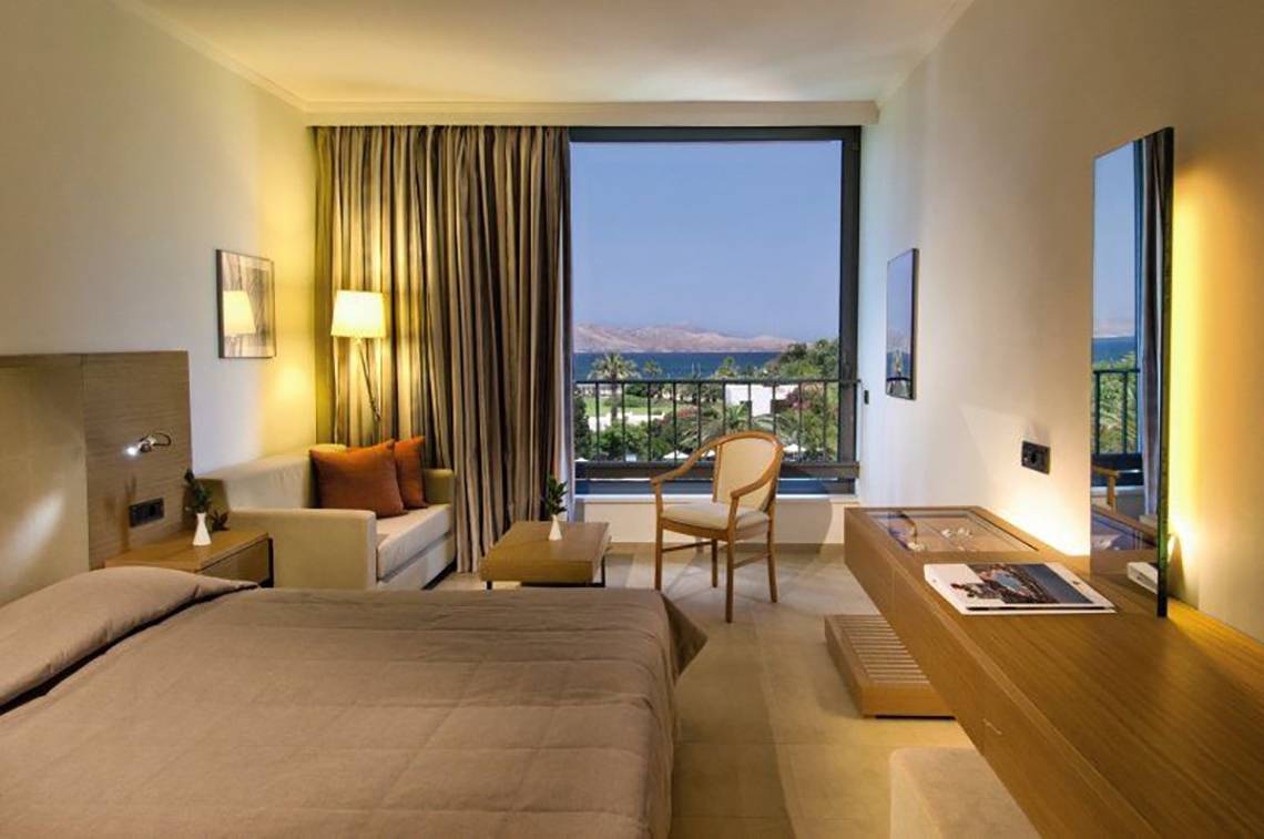 Suite Zimmer im Caravia Beach Hotel mit Aussicht auf das Meer und die Berge.