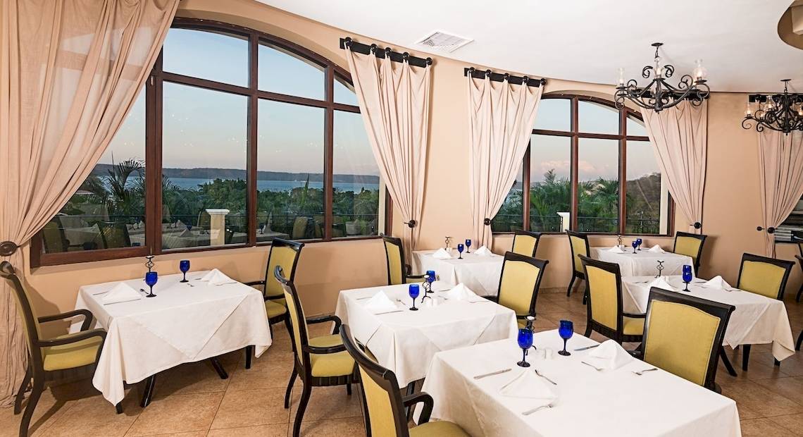 Innenansicht eines Restaurants im Occidental Papagayo Hotel mit Blick auf das Meer.