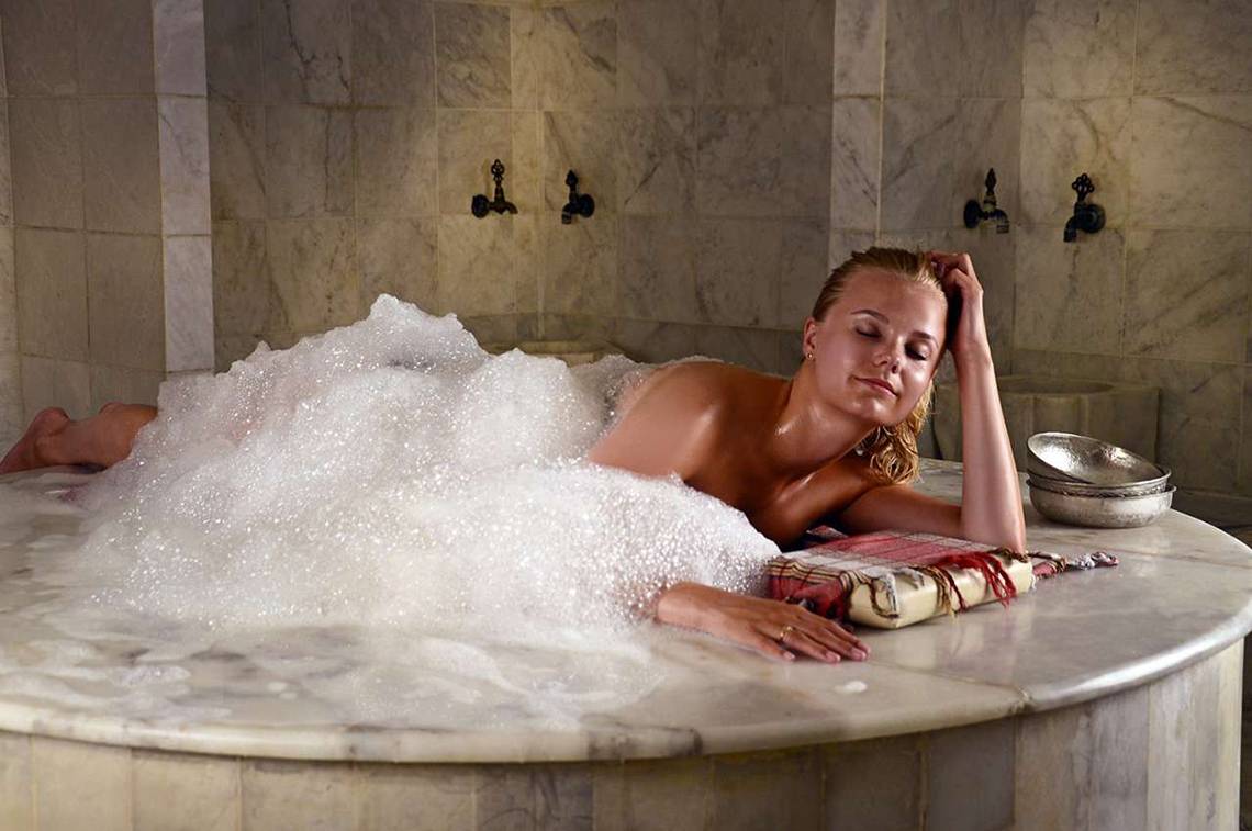 Frau genießt eine entspannende Zeit in einer Bubble Badewanne im KoruMarr Hotel