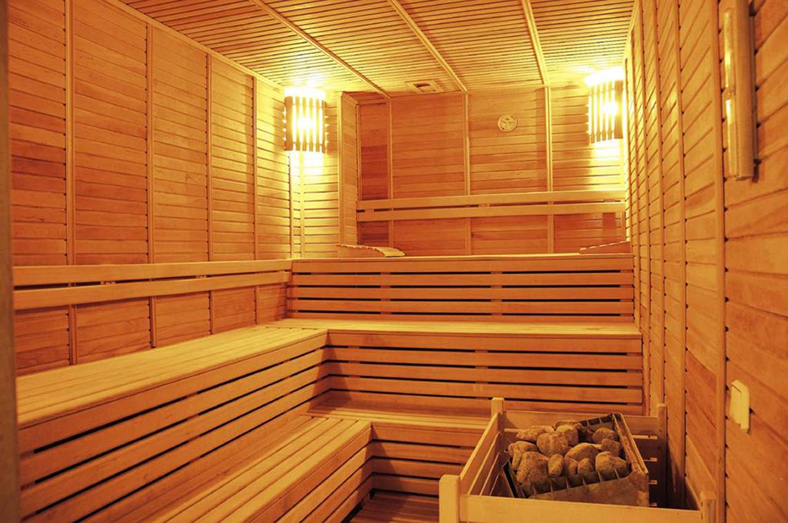 Innenansicht der Sauna im KoruMar Hotel De Luxe mit Holzwänden und Bänken