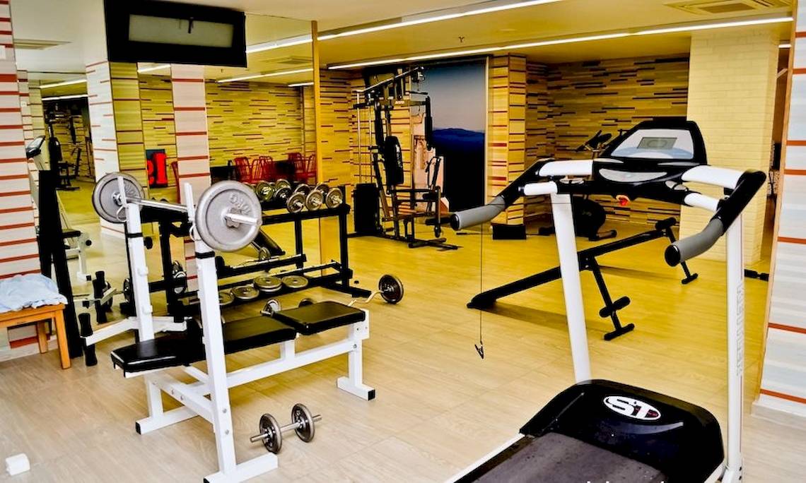 Fitnessstudio im La Mer Deluxe Hotel mit Laufband, Hanteln und Trainingsgeräten