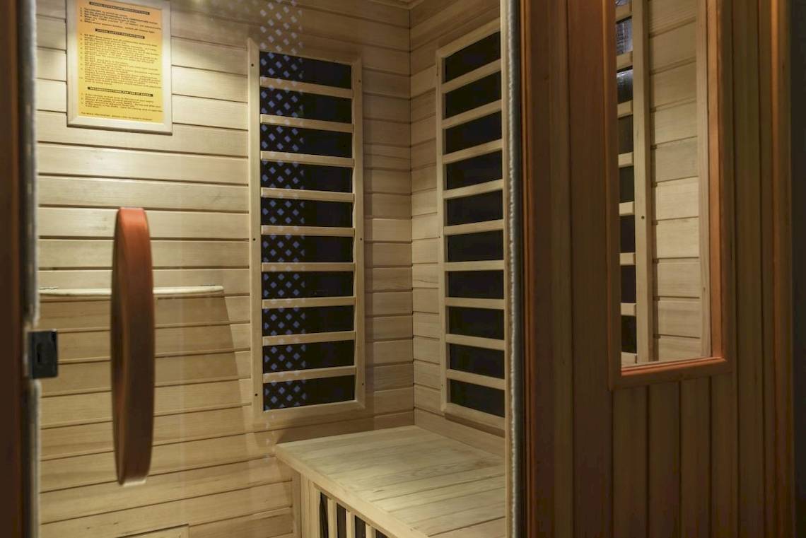 Innenansicht einer Sauna im La Mer Deluxe Hotel & Spa mit Holzwänden und Fenstern.