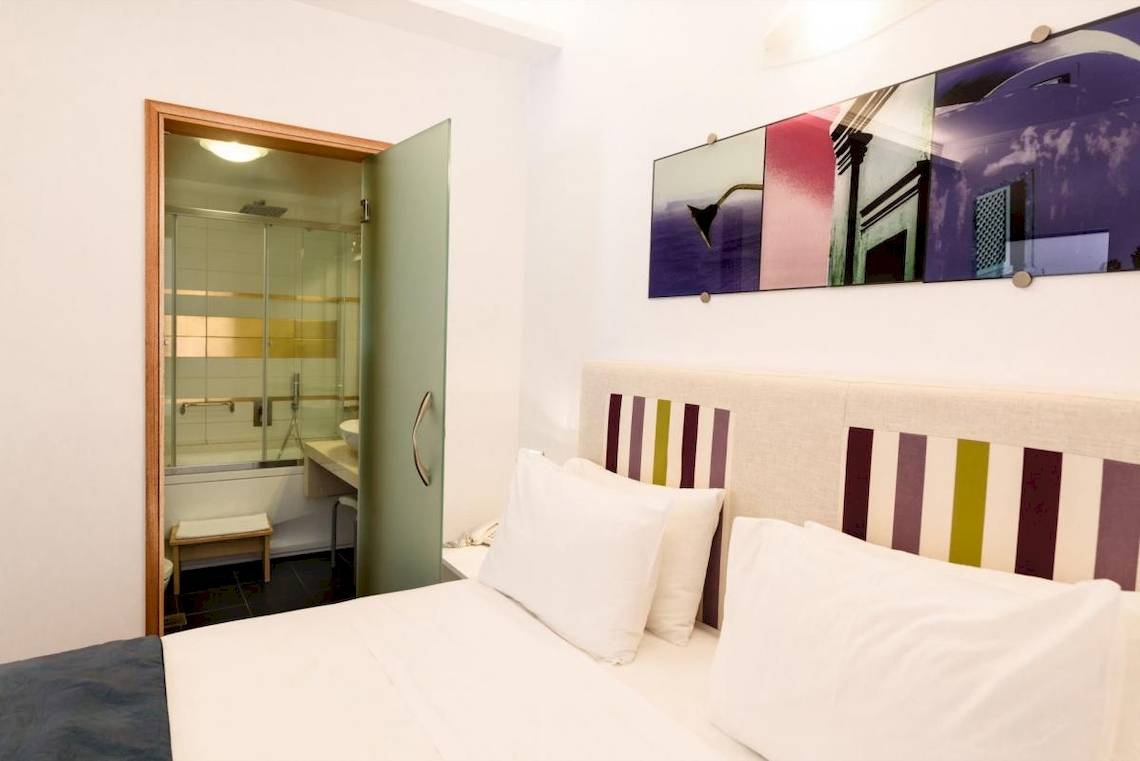 Schlafzimmer im La Mer Deluxe Hotel mit modernem Design und bequemem Bett.