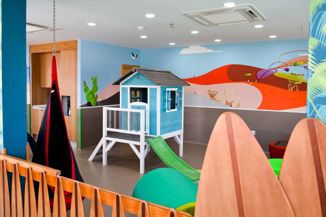 Kinderspielbereich im H10 Suites Lanzarote Gardens mit bunten Wandmalereien und Spielzeug.